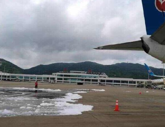 烏龍！長(zhǎng)安航空首航飛機(jī)珠海機(jī)場(chǎng)“過(guò)水門” 消防車誤噴泡沫致飛機(jī)停飛